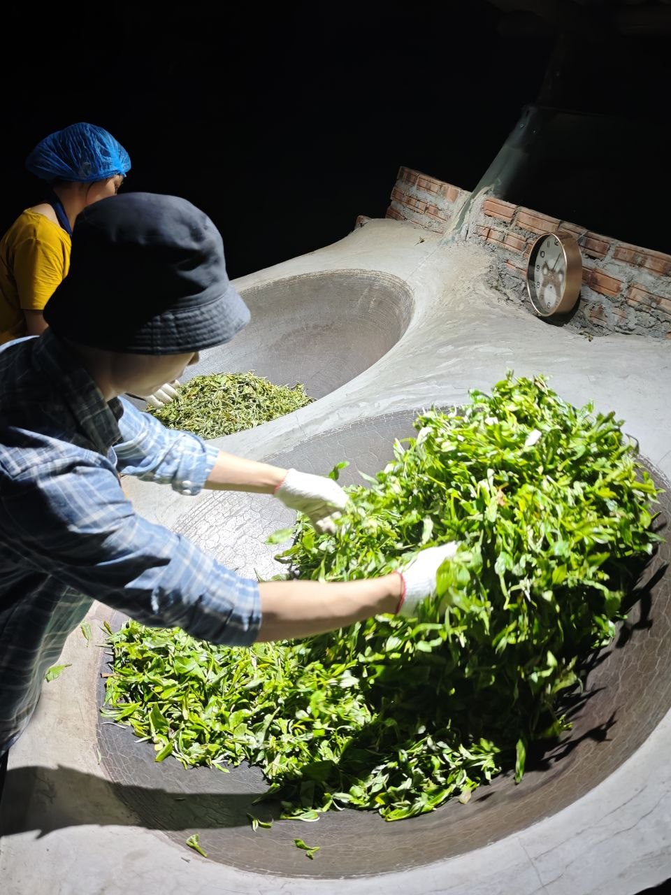 Nghệ nhân sao trà thủ công trên chảo gang giữa đêm